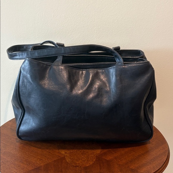 JS collection shoulder business bag tablet case 4 zippered sections soft
Black - Picture 11 of 17